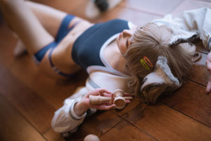 [网红COSER写真] 动漫博主阿包也是兔娘 - X型体操服