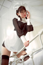 [Foto de COSER de una celebridad de Internet] Zhou Ji es una linda conejita - sirvienta con anteojos