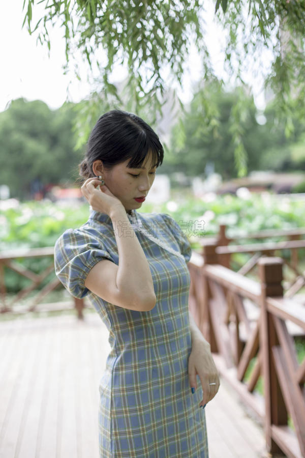 [Sihua SiHua] SH173 Shishi Cheongsam Schweinefleischseide Mädchen, das im Park spazieren geht