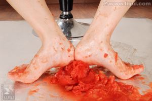 Model Youmei "Slimy Legs Stepping on" [Ligui LiGui] Beautiful Legs and Jade Foot Photo