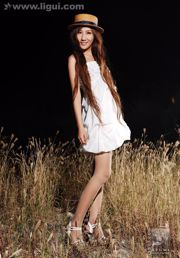 Model Li Lu „Klasyczna wizja pończoch na pustkowiu” [丽 柜 LiGui] Zdjęcie pięknych nóg i nefrytowych stóp