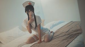 COSER schoonheid van maand tot maand su "Little Nurse"