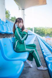 Kitaro_Kitaro "Cô gái mặc đồ thể thao màu xanh lá cây"