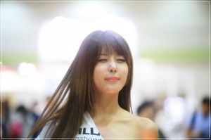 Xu Yunmei-Sexy White Denim Shorts Street Auto Show [Korea Booth Beauty] Photo Picture